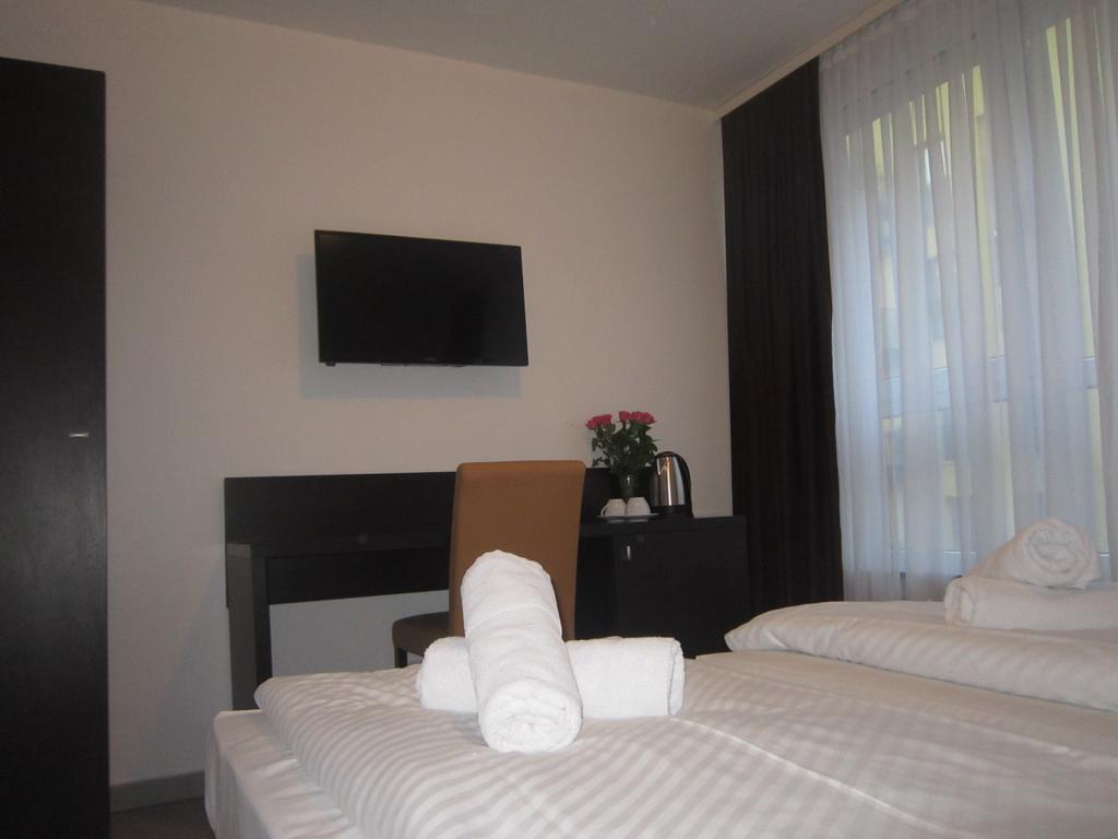 Mosel Hotel Frankfurt am Main ภายนอก รูปภาพ